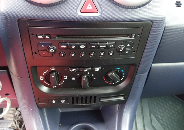 Peugeot 1007 cena 7800 przebieg: 170000, rok produkcji 2005 z Miechów małe 92
